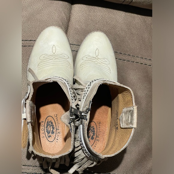 Sterling River Fringe Boots - Picture 6 of 6